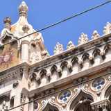 Realizzato nel 1929 dal banchiere Emanuele Fizzarotti, si presenta con un trionfo di mosaici a foglia d�oro, archi ogivali, raffigurazioni simboliche, bifore e trifore romaniche distribuiti su tre piani